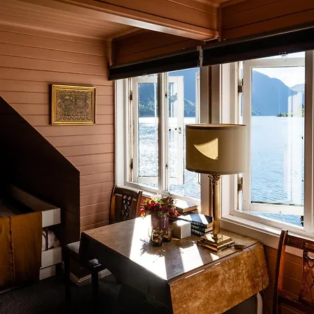 Fjordstove - Huseby Hotelldrift As 2* Fjaerland