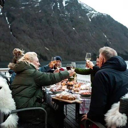 فندق Fjordstove - Huseby Hotelldrift As فجارلاند